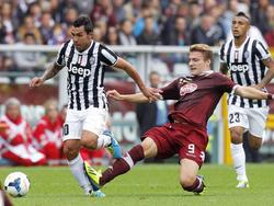  Ciro Immobile (m.) vom FC Turin versucht Juves Carlos Tévez (l.) aufzuhalten 