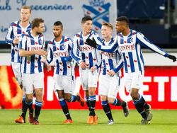 Kenneth Otigba (r.) breekt de ban bij sc Heerenveen - SBV Excelsior door halverwege de eerste helft de score te openen. (11-12-2015)