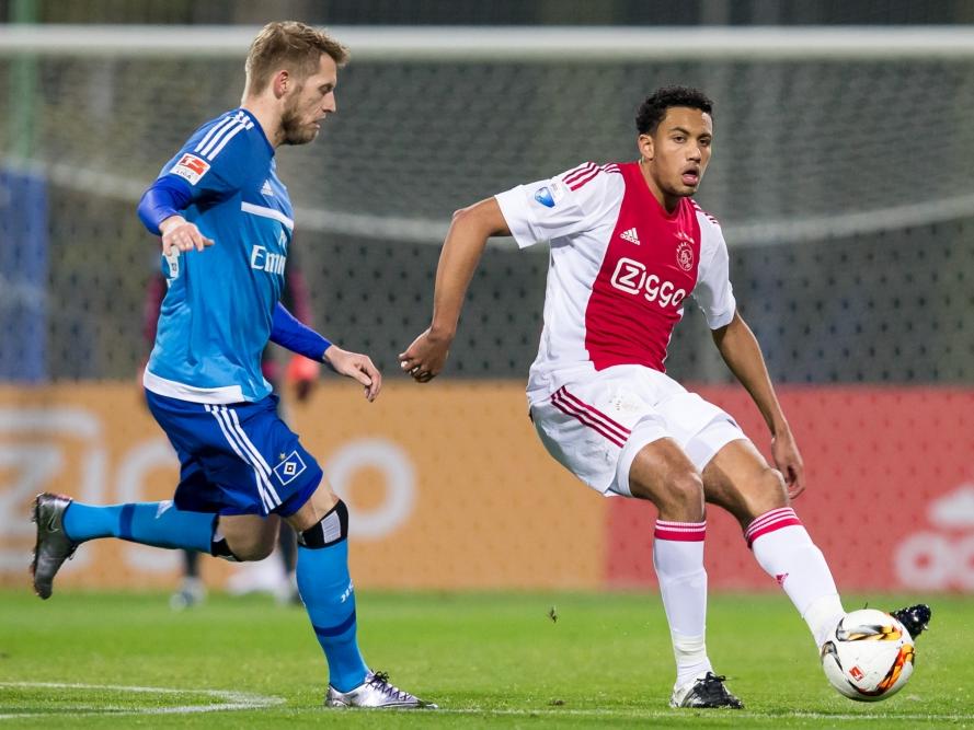 Jaïro Riedewald (r.) speelt de bal onder druk van Aaron Hunt alsnog vooruit tijdens de oefenpot Ajax - Hamburger SV. (09-01-2016)