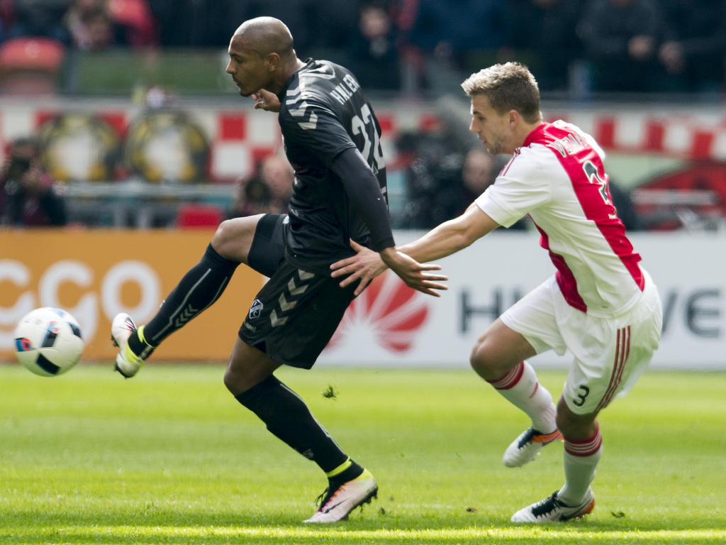 Joël Veltman (r.) houdt Sébastien Haller nauwlettend in de gaten tijdens de competitiewedstrijd Ajax - FC Utrecht. (17-04-2016)