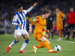 Real Madrids Gareth Bale (r.) versucht, Real Sociedads Carlos Vela auszutanzen