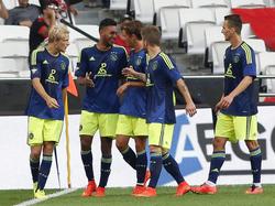 Ricardo Kishna (tweede van links) wordt gefeliciteerd na zijn treffer tegen Benfica. Van links naar rechts: Nicolai Boilesen, Ricardo Kishna, Lucas Andersen, Lasse Schöne, Arek Milik. (26-7-2014)