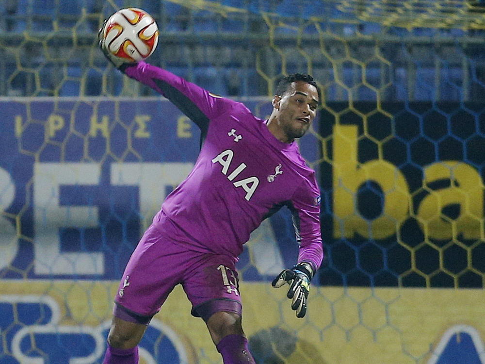 Tottenham Hotspur-doelman Michel Vorm gooit de bal naar voren in het Europa League-duel met Asteras Tripolis. (06-11-2014)
