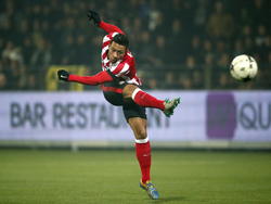 Memphis Depay schiet tijdens het competitieduel FC Dordrecht - PSV Eindhoven op doel. (06-12-2014)