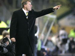Cees Lok geeft als trainer van NAC aanwijzingen in het competitieduel met RKC Waalwijk. (11-01-2006)