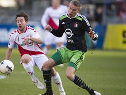 Tommy Oar (l.) en Sven van Beek worden op het juiste moment op de foto gezet tijdens de wedstrijd FC Utrecht - Feyenoord. (01-03-2015).