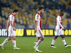 Nick Viergever (l.), Joël Veltman (m.) en Riechedly Bazoer druipen teleurgesteld af nadat de scheids voor de rust heeft gefloten tijdens Dnipro Dnipropetrovsk - Ajax. (12-03-2015).  