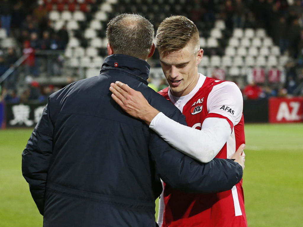 Markus Henriksen (r.) krijgt een knuffel van John van den Brom na de wedstrijd AZ - SC Cambuur. De Noorse middenvelder schiet AZ in de blessuretijd langs de Friezen. (22-03-2015)