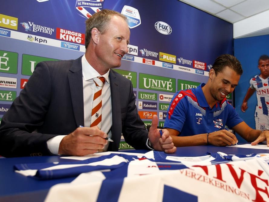 Onder het toeziend oog van manager voetbalzaken Hans Vonk (l.) tekent Mitchell te Vrede zijn eerste contract bij sc Heerenveen. De spits komt over van Feyenoord en tekent voor twee jaar. (07-08-2015)