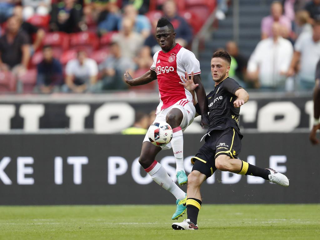 Davinson Sánchez (l.) vecht een duel uit met Ricky van Wolfswinkel (r.) tijdens het competitieduel Ajax - Vitesse (11-09-2016). Davinson Sánchez (l.) vecht een duel uit met Ricky van Wolfswinkel (r.) tijdens het competitieduel Ajax - Vitesse (11-09-2016).