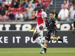 Davinson Sánchez (l.) vecht een duel uit met Ricky van Wolfswinkel (r.) tijdens het competitieduel Ajax - Vitesse (11-09-2016).