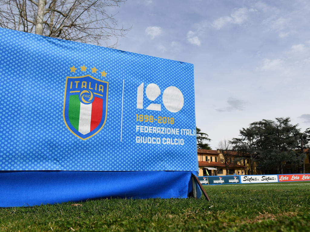 Die italienische Nationalmannschaft läuft mit einem Gedenktrikot gegen Argentinien auf