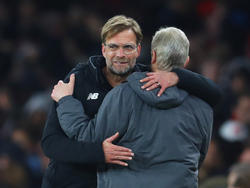 Jürgen Klopp (l.) verneigt sich vor der Leistung von Arsène Wenger