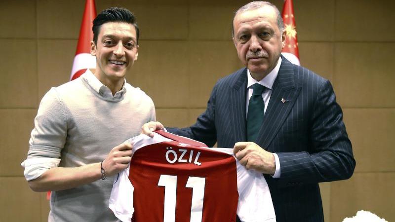 Mesut Özil (l.) auf dem besagten Foto mit Erdogan