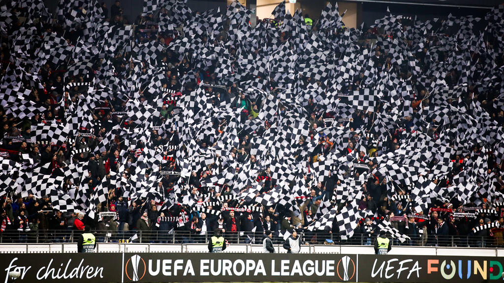 Die Eintracht-Fans begleiten auch die Auswärtsspiele ihrer SGE zu Tausenden