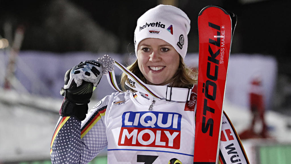 Viktoria Rebensburg präsentiert WM-Silber Viktoria Rebensburg präsentiert WM-Silber