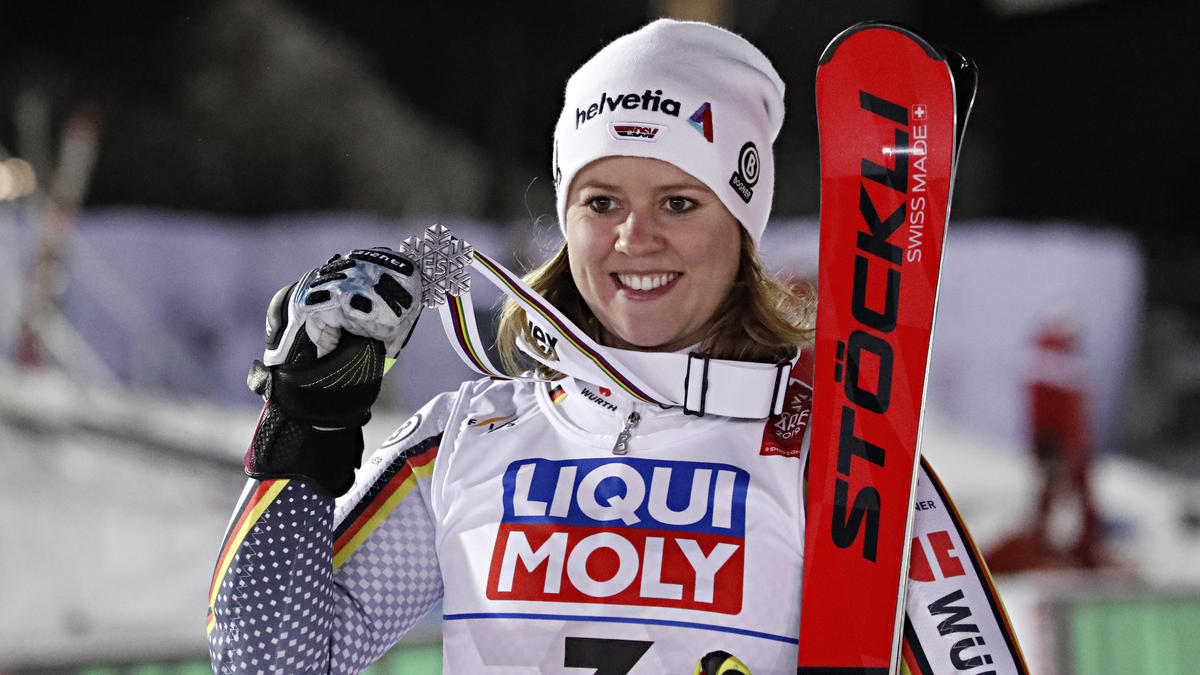 Viktoria Rebensburg präsentiert WM-Silber Viktoria Rebensburg präsentiert WM-Silber