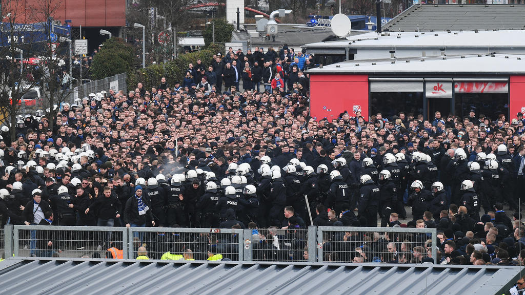 Wartende HSV-Fans vor dem Gästeblock