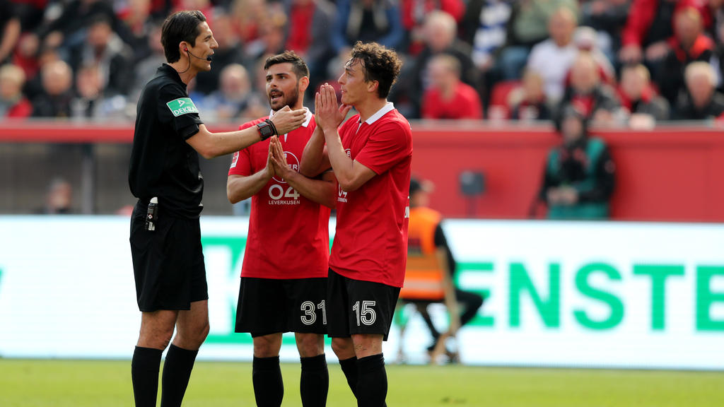 Referee Aytekin (l.) stand nach dem Spiel in Leverkusen im Zentrum der Kritik