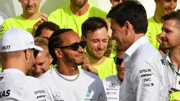 Lewis Hamilton und Toto Wolff (r.) verbindet eine besondere Fahrer-Chef-Beziehung Lewis Hamilton und Toto Wolff (r.) verbindet eine besondere Fahrer-Chef-Beziehung