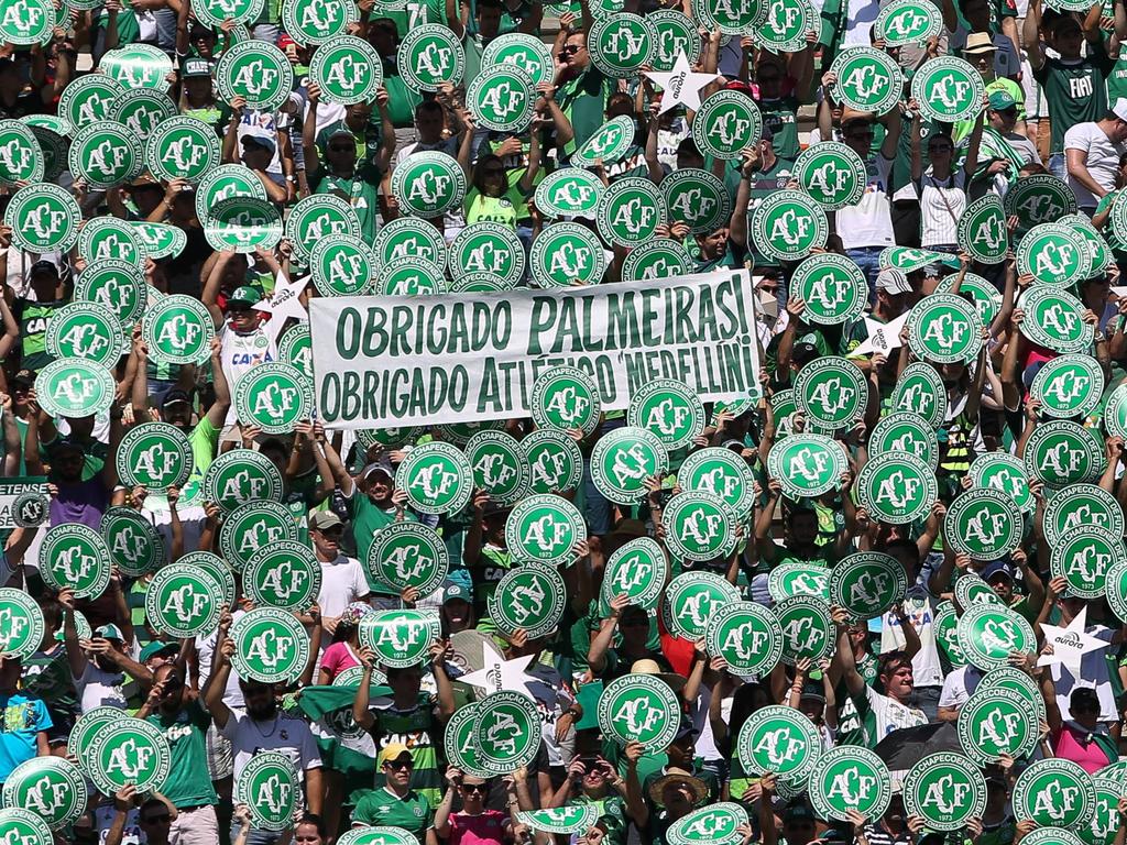 Fans del Chapecoense agradeciendo el detalles del Palmeiras en el amistoso de recuerdo. (Foto: Imago)