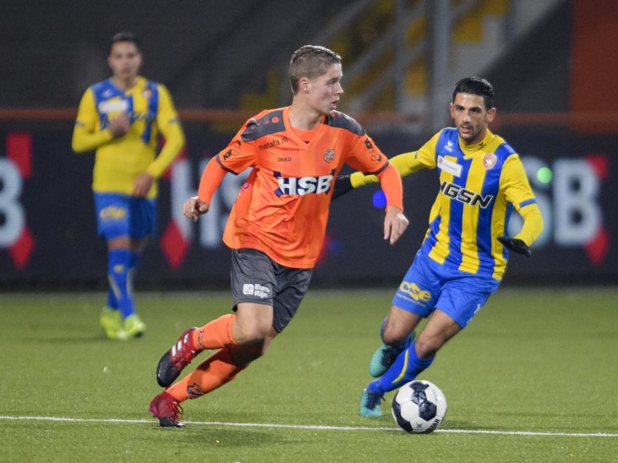 Joey Veerman (l.) is Fatih Kamacı (r.) te slim af tijdens het competitieduel FC Volendam - FC Oss (16-12-2016).