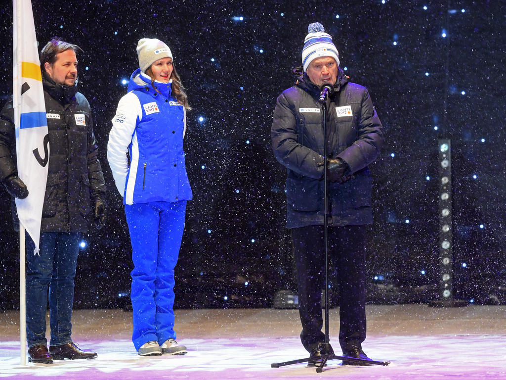 Finnlands Staatschef Sauli Niinistö (re.) und weitere Offizielle haben die WM in Lahti eröffnet Finnlands Staatschef Sauli Niinistö (re.) und weitere Offizielle haben die WM in Lahti eröffnet