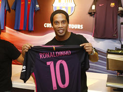 Ronaldinho posa con una camiseta del FC Barcelona. (Foto: Getty)