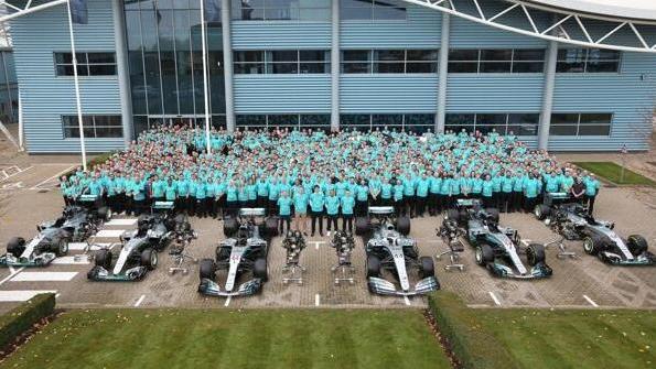 Mercedes feierte mit allen WM-Autos des Teams seit der Formel-1-Saison 2014 Mercedes feierte mit allen WM-Autos des Teams seit der Formel-1-Saison 2014