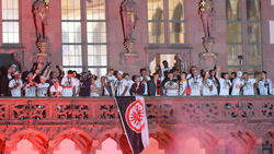 Die Spieler von Eintracht Frankfurt ließen sich von ihren Fans feiern