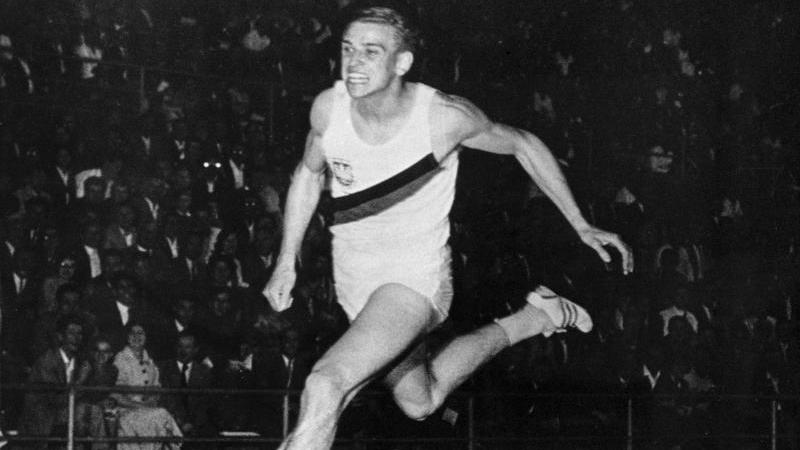 Armin Hary sprintet in Zürich als erster Mensch die 100 Meter in 10,0 Sekunden Armin Hary sprintet in Zürich als erster Mensch die 100 Meter in 10,0 Sekunden