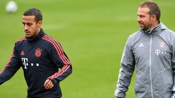 Bayern-Trainer Flick (r.) will Thiago behalten