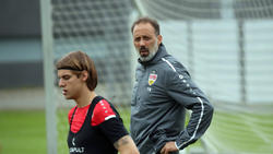 Hat sich zur besonderen Situation seines Spielers Borna Sosa geäußert: VfB-Trainer Pellegrino Matarazzo (r.)