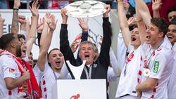 Friedhelm Funkel feiert den Aufstieg mit dem 1. FC Köln