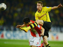 Umkämpftes Match: Shinji Okazaki (l.) und Erik Durm im Spiel zwischen Mainz und Dortmund