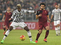 Paul Pogba (l.) houdt Mohamed Salah op afstand tijdens het competitieduel tussen Juventus en AS Roma. (24-01-2016)