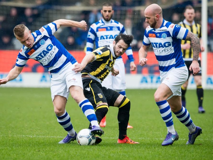 Valeri Qazaishvili (m.) wordt door twee man gedekt tijdens De Graafschap - Vitesse. Lion Kaak (l.) houdt zich met de bal bezig, terwijl Bryan Smeets de boel in de gaten houdt. (21-02-2016)