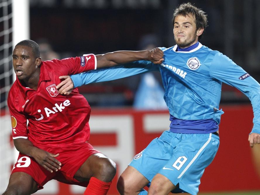 Douglas (l.) houdt spits Danko Lazović onder controle tijdens de Europa League-wedstrijd tussen FC Twente en Zenit Sint-Petersburg. (10-03-2011)