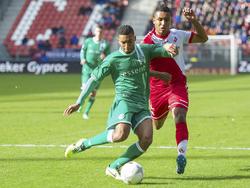 Johan Kappelhof (l.) in duel met Juan Agudelo (r.) tijdens FC Utrecht - FC Groningen. (23-2-2014)