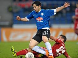 Anass Achahbar (l.) is Karl-Heinz Lappe (r.) te slim af tijdens Arminia Bielefeld - FC Ingolstadt 04. (21-2-2014)