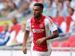Ricardo Kishna aan de bal tijdens de strijd om de Johan Cruijff Schaal tussen PEC Zwolle en Ajax. (03-08-2014)