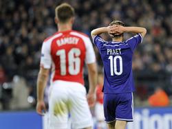 Dennis Praet (r.) baalt na afloop van het verloren Champions League-duel RSC Anderlecht - Arsenal (1-2). (22-10-2014)