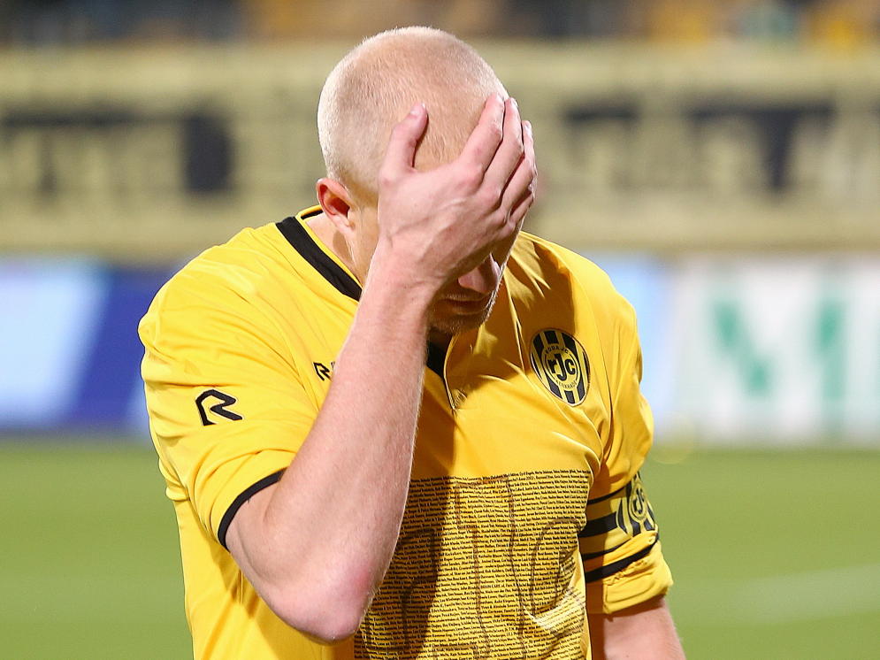 Frank Demouge slaat zichzelf voor zijn kop na afloop van Roda JC Kerkrade - Almere City FC (1-4). (21-11-2014)