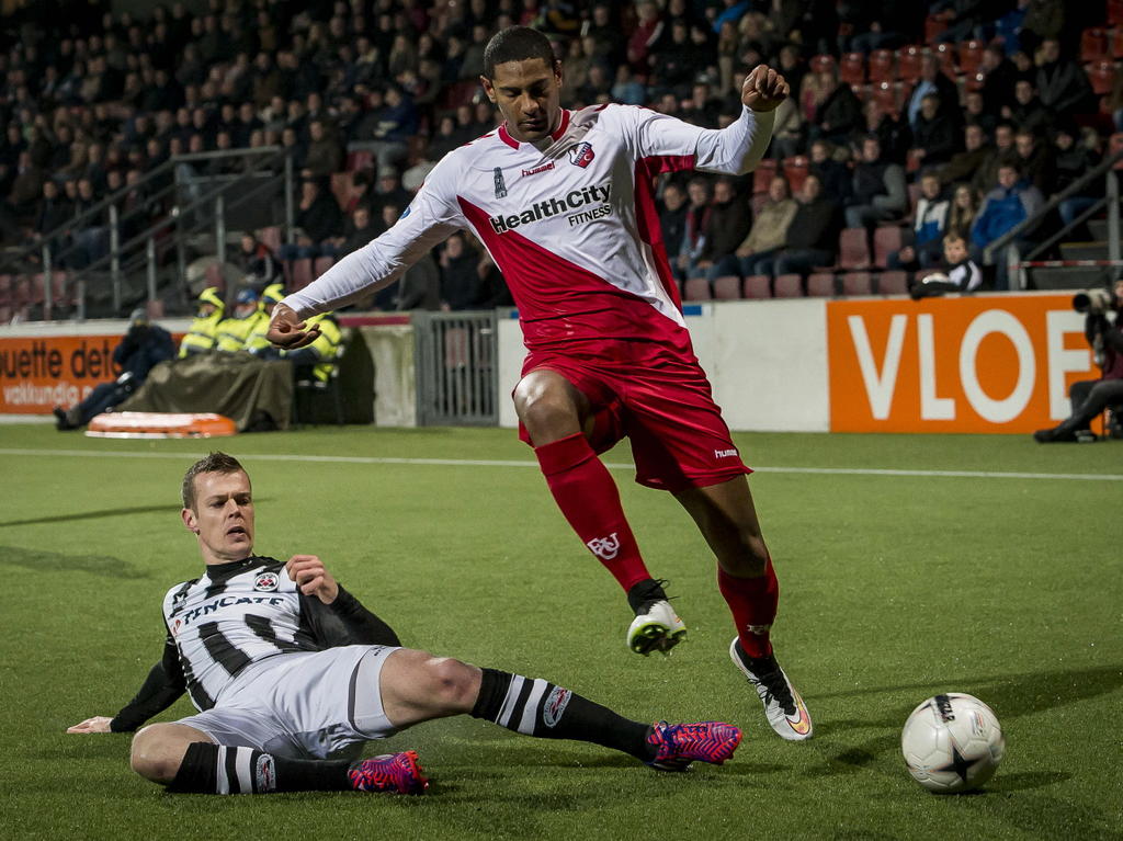 FC Utrecht speler Sebastien Haller (r.) komt niet in het spel voor, Heracles Almelo speler Jeroen Veldmate (l.) heeft hem in zijn zak. (21-02-2015)