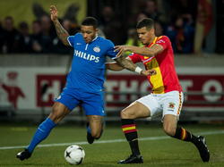 Memphis (l.) krijgt tijdens Go Ahead Eagles - PSV te maken met Mawouna Amevor. (07-03-2015)