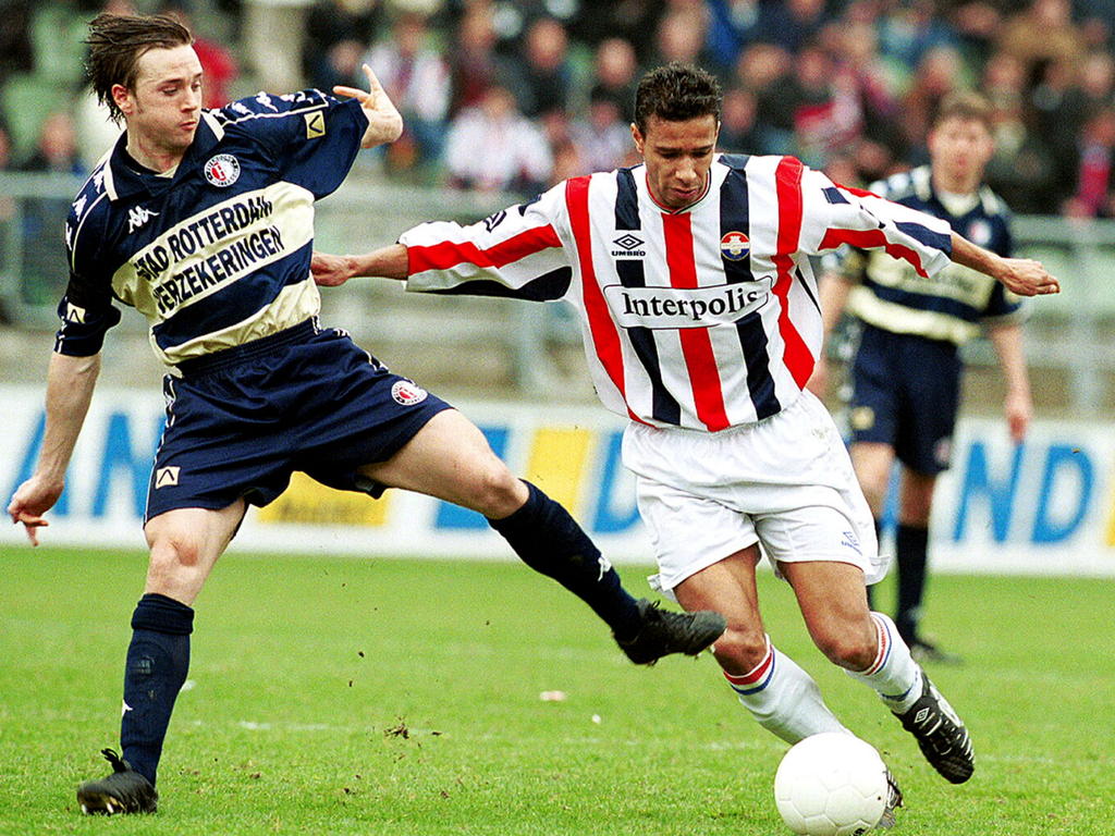 David Connolly (l.) probeert Raymond Victoria de weg te versperren tijdens Willem II - Feyenoord in de Eredivisie. (11-03-2001)