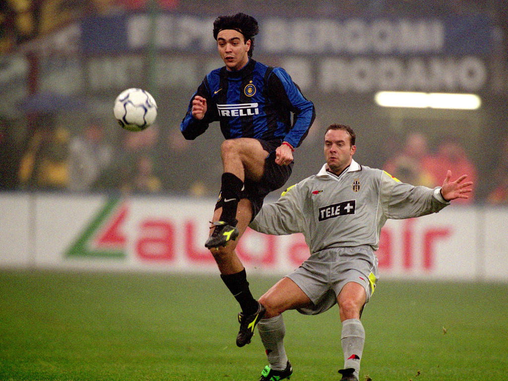 Recoba controla el cuero con la camiseta del Inter en la temporada 2000-2001 ante la presión de Birindelli de la Juventus. (Foto: Getty)