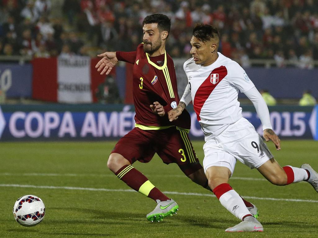 Guerrero disputa un balón ante un jugador de Venezuela en Copa América. (Foto: Imago)