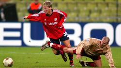 Bastian Schweinsteiger (l.) debütierte in einem viel zu großen Trikot des FC Bayern