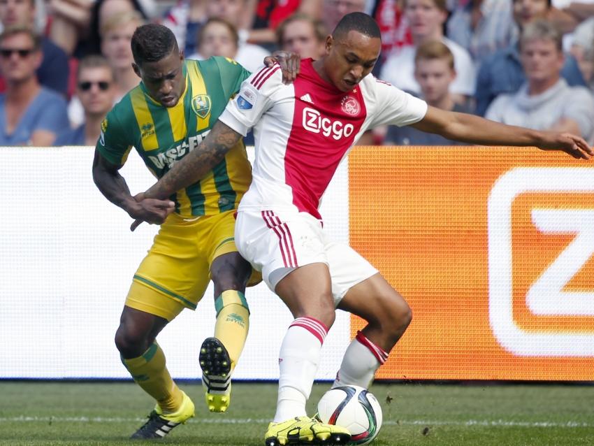 Kenny Tete (r.) schermt de bal af van Ruben Schaken tijdens Ajax - ADO Den Haag. (30-08-2015)